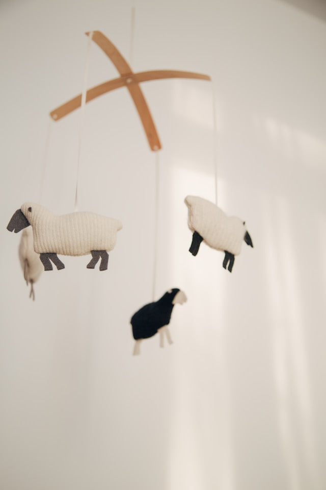 How to Choose Bedroom Accessories That Match Kids Bedding