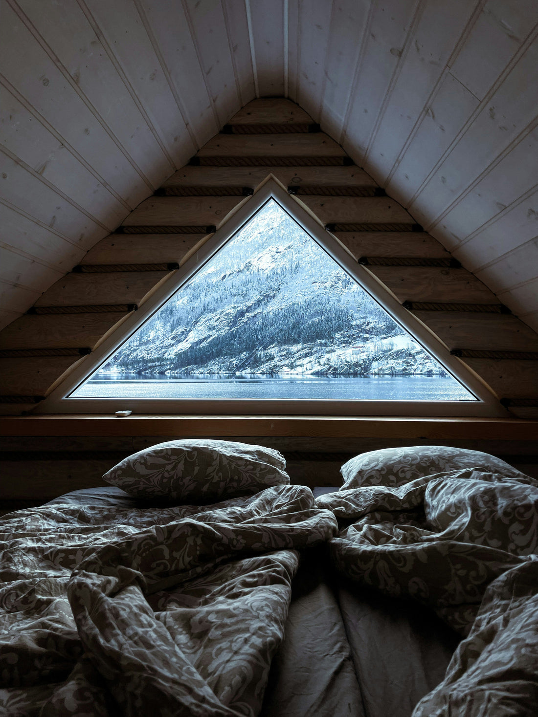 How to Decorate Around a Wooden House Bed