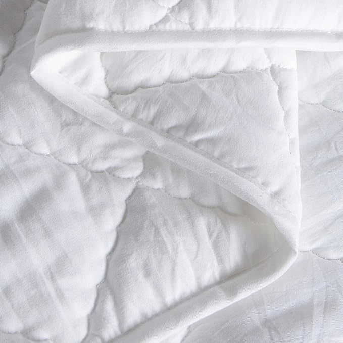 BEDSUM 100% Brushed Microfiber Down Alternative Toddler Comforter, Ultra Soft Lightweight and Warm Breathable Crib Quilted Blanket for Nursery Stroller Bed, 39x47 Inches, White